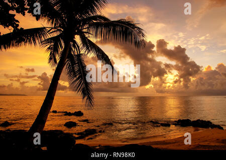 Bunte Sonnenaufgang am Strand in Lavena Dorf auf Taveuni Island, Fidschi. Taveuni ist die drittgrößte Insel in Fidschi. Stockfoto