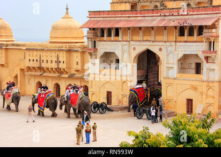 Dekoriert Elefanten eingabe Suraj Pol in Jaleb Chowk (Hof) im Amber Fort, Rajasthan, Indien. Elefantenreiten sind beliebte Touristenattraktion Stockfoto