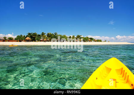 Kajak in der Nähe von South Sea Island, Mamanuca Inseln, Fidschi. Diese Gruppe besteht aus etwa 20 Inseln. Stockfoto