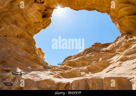 Die Bögen, erstaunlich rundes Loch im Fels, geschlossene Bogen im alten Cooper Minen Schluchten und Berge in Timna Nationalpark in Israel Stockfoto