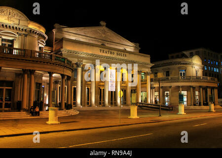Solis Theater bei Nacht in der Altstadt von Montevideo, Uruguay. Es wurde 1856 eröffnet. Stockfoto