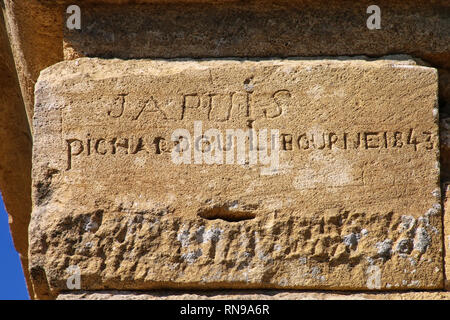 19. jahrhundert Graffiti auf Pont du Gard, Südfrankreich. Es ist die höchste aller erhöhten römischen Aquädukte. Stockfoto