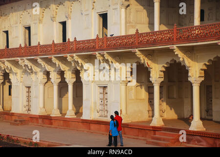 Arcade umliegenden Anguri Bagh (Grape Garden) in Agra Fort, Uttar Pradesh, Indien. Das Fort wurde in erster Linie als militärische Struktur gebaut, wurde aber später Stockfoto