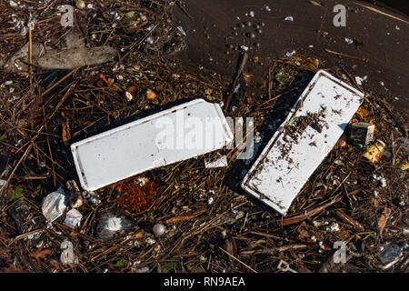 Plastikmüll im Hafen. Embden. Deutschland Stockfoto