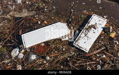 Plastikmüll im Hafen. Embden. Deutschland Stockfoto