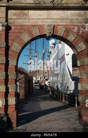 Alten Hafen Tor. Torbogen am Hafen. Emden. Deutschland Stockfoto