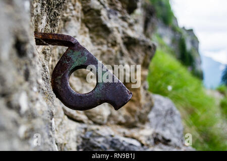In der Nähe von Alten verbogenen Piton für Bergsteigen verwendet, in einen Riss in einem Felsen Wand befestigt, die Teil eines alten Route, in Bucegi (Karpaten) Berge Stockfoto