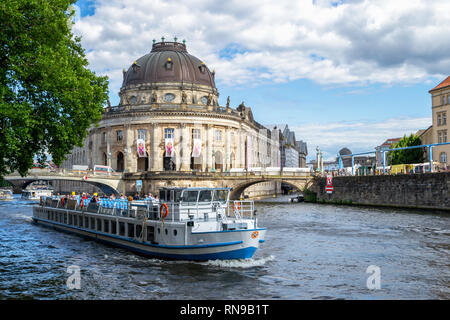 Berlin/Deutschland - vom 1. Juli 2018: Touristenboot vorbei vor der Bode Museum, auf der Spree. Auf der Museumsinsel gelegen, befindet sich das Museum wurde von Arc konzipiert Stockfoto