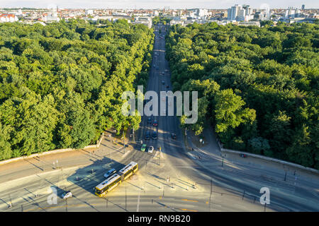 Luftbild von Berlin, Deutschland, wie von der Siegessäule (Siegessäule) Turm gesehen, in einem Sommernachmittag. Großer Tiergarten, lange Straße in Th Stockfoto