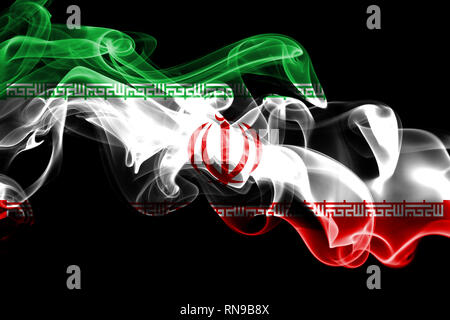 Nationalflagge von Iran aus farbigem Rauch, die auf schwarzen Hintergrund isoliert. Abstrakte seidig wave Hintergrund Stockfoto