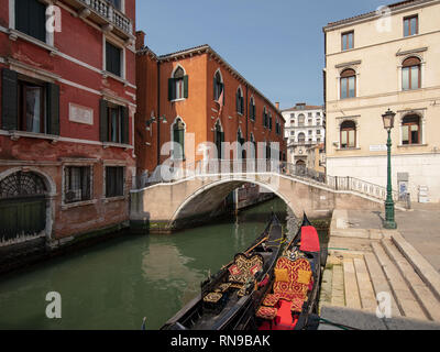 In Venedig verloren Sie auf einige erstaunliche Architektur zu stolpern. Diese beiden Gondel, wo für die nächsten Abenteurer wollen eine Freude Fahrt warten Stockfoto