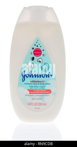 Winneconne, WI - 14. Februar 2019: eine Flasche Johnsons cottontouch neugeborenen Gesicht und Körper Lage auf einem isolierten Hintergrund Stockfoto