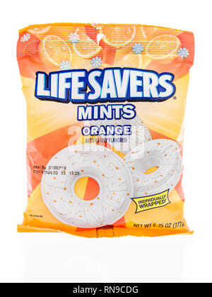 Winneconne, WI - 14. Februar 2019: ein Paket von lebensretter Prägeanstalten in orange Aroma auf einem isolierten Hintergrund Stockfoto