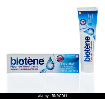 Winneconne, WI - 14. Februar 2019: eine Tube Biotene trockener Mund Zahnpasta auf einem isolierten Hintergrund Stockfoto