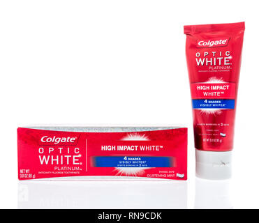 Winneconne, WI - 14. Februar 2019: eine Tube Colgate optic White Platinum Zahnpasta auf einem isolierten Hintergrund Stockfoto