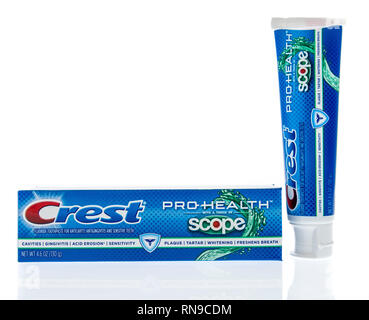 Winneconne, WI - 14. Februar 2019: ein Rohr von Crest Pro Health mit scope Zahnpasta auf einem isolierten Hintergrund Stockfoto