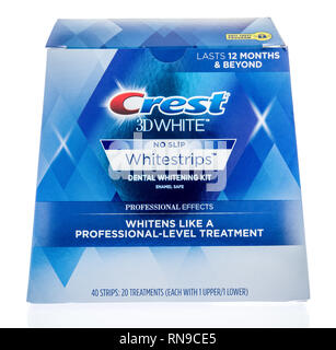 Winneconne, WI - 14. Februar 2019: ein Paket von Crest 3D white whitestripes Dental Whitening Kit auf einem isolierten Hintergrund Stockfoto