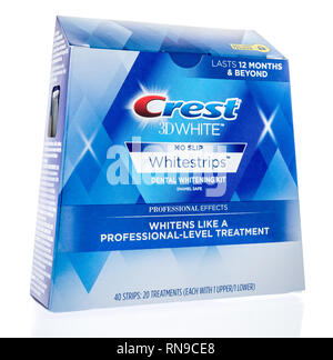 Winneconne, WI - 14. Februar 2019: ein Paket von Crest 3D white whitestripes Dental Whitening Kit auf einem isolierten Hintergrund Stockfoto