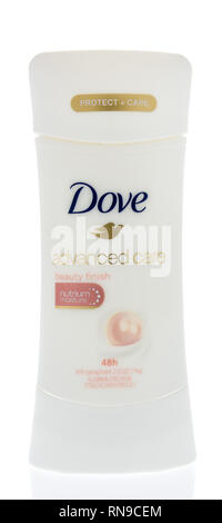 Winneconne, WI - 14. Februar 2019: ein Stick von Dove Advanced Care womans Deodorant auf einem isolierten Hintergrund Stockfoto