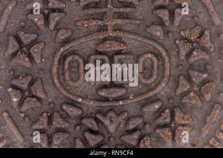Winneconne, WI - 14. Februar 2019: Eine einzige Nabisco Oreo chocolate sandwich Cookie auf einem isolierten Hintergrund Stockfoto