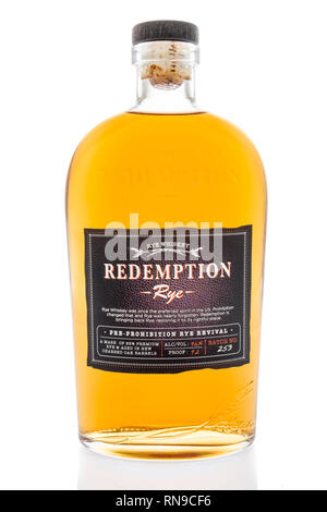 Winneconne, WI - 14. Februar 2019: eine Flasche Erlösung Rye Whisky auf einem isolierten Hintergrund Stockfoto