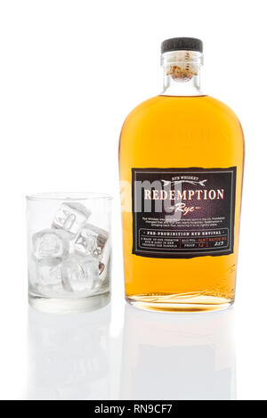 Winneconne, WI - 14. Februar 2019: eine Flasche Erlösung Rye Whisky auf einem isolierten Hintergrund Stockfoto