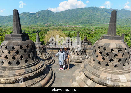 Yogyakarta Indonesien - May 30, 2016: Paar unter selfie zwischen Stupa in Borobodur Tempel. Borobodur Tempel ist einer der UNESCO Weltkulturerbe. Stockfoto