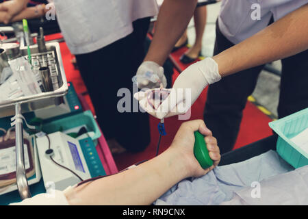 Krankenschwester, Blut von Blutspender im Krankenhaus erhalten. Stockfoto