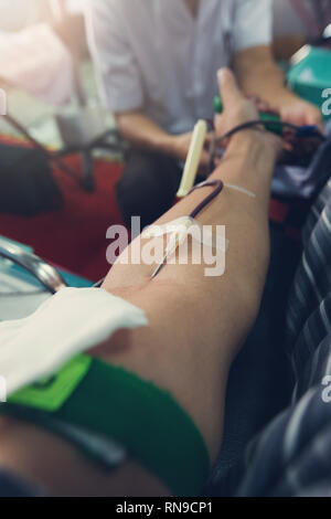 Krankenschwester, Blut von Blutspender im Krankenhaus erhalten. Stockfoto