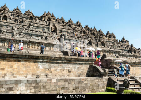 Yogyakarta Indonesien - May 30, 2016: Touristische besuchen Borobodur Tempel. Borobodur Tempel ist einer der UNESCO Weltkulturerbe. Stockfoto