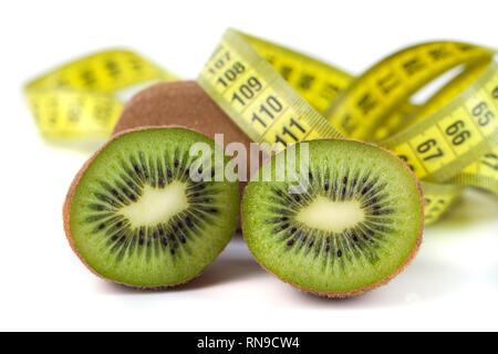 Slaced Kiwi und Maßband auf weißem Hintergrund. Stockfoto