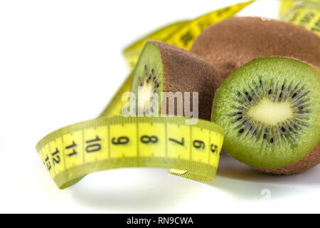 Slaced Kiwi und Maßband auf weißem Hintergrund. Stockfoto