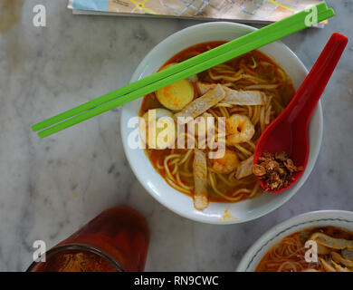 Würzige Suppe Meeresfrüchte Nudeln mit Fisch und Garnelen. Stockfoto