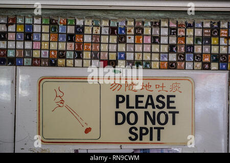 George Town, Malaysia - Mar 10, 2016. Warnsignal für Nicht Spucken (Kein Spritzen) auf der Wand in einem lokalen Restaurant. Stockfoto