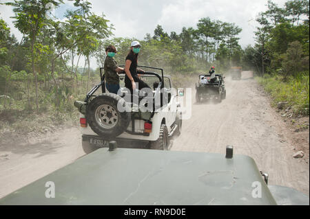 Yogyakarta Indonesien - Aug 1, 2016: eine Gruppe von Touristen auf vier, während das Fahrzeug erkunden sie Mount Merapi Trails, Zeuge Vulkan Zerstörung. Stockfoto