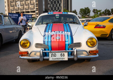 Bangkok, Thailand - Februar 9, 2019: Vintage Volkswagen Karmann Ghia Typ 14 eingerichtete Martini in VW-Club Treffen in Siam VW Festival Stockfoto