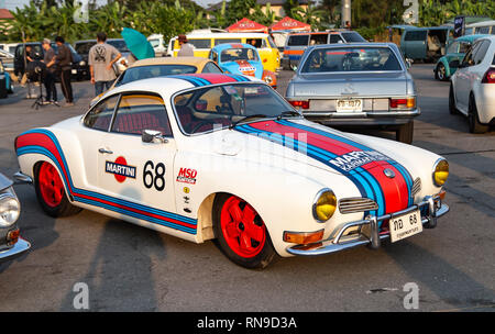 Bangkok, Thailand - Februar 9, 2019: Vintage Volkswagen Karmann Ghia Typ 14 eingerichtete Martini in VW-Club Treffen in Siam VW Festival Stockfoto