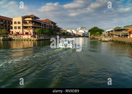 Malacca Flusskreuzfahrt entlang dem Fluss Melaka auf einem hellen sonnigen Nachmittag. Stockfoto