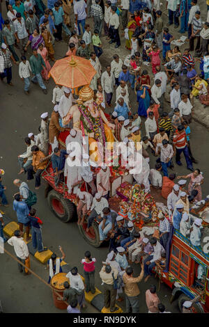 04 - N 0V-2005-Idol von Lord Ganesh Ganpati Elefant Gott visarjan auf Chowpatty; Bombay Mumbai, Maharashtra, Indien Stockfoto