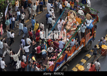 04 - N 0V-2005-Idol von Lord Ganesh Ganpati Elefant Gott visarjan auf Chowpatty; Bombay Mumbai, Maharashtra, Indien Stockfoto