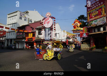 Die bunten von Malakka trishaw am Eingang der Jonker Street entfernt. Stockfoto