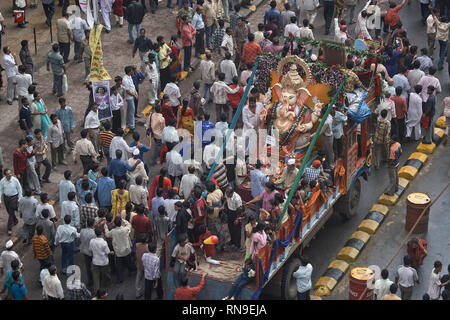 04 - N 0V-2005-Idol von Lord Ganesh Ganpati Elefant Gott visarjan auf Chowpatty; Bombay Mumbai, Maharashtra, Indien Stockfoto