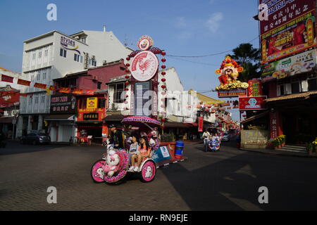 Die bunten von Malakka trishaw am Eingang der Jonker Street entfernt. Stockfoto