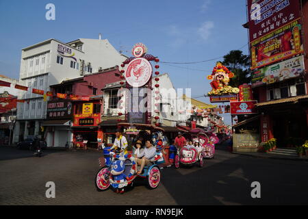 Die bunten von Malakka trishaw am Eingang der Jonker Street entfernt. Stockfoto