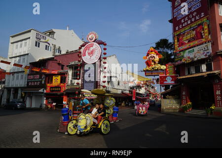 Die bunten von Malakka trishaw am Eingang der Jonker Street entfernt. Stockfoto