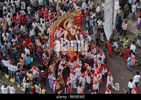 04 - N 0V-2005-Idol von Lord Ganesh Ganpati Elefant Gott visarjan auf Chowpatty; Bombay Mumbai, Maharashtra, Indien Stockfoto