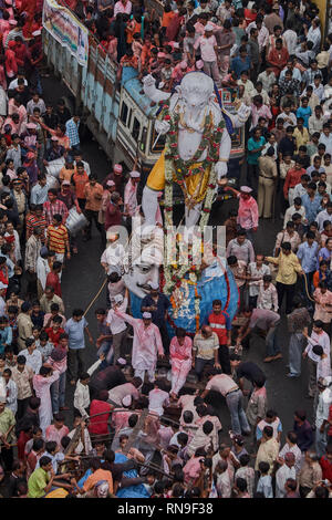 04 - N 0V-2005-Idol von Lord Ganesh Ganpati Elefant Gott visarjan auf Chowpatty; Bombay Mumbai, Maharashtra, Indien Stockfoto