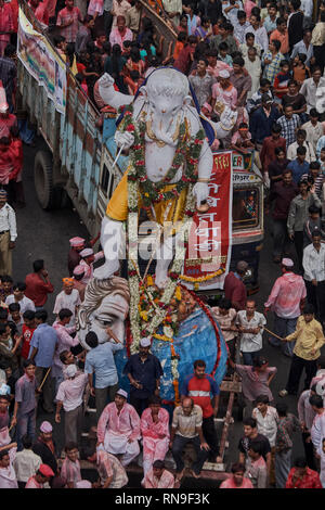 04 - N 0V-2005-Idol von Lord Ganesh Ganpati Elefant Gott visarjan auf Chowpatty; Bombay Mumbai, Maharashtra, Indien Stockfoto