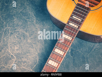 Akustische Gitarre auf grünem Marmor Hintergrund, Musik Konzept. Stockfoto