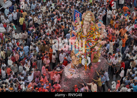 04 - N 0V-2005-Idol von Lord Ganesh Ganpati Elefant Gott visarjan auf Chowpatty; Bombay Mumbai, Maharashtra, Indien Stockfoto